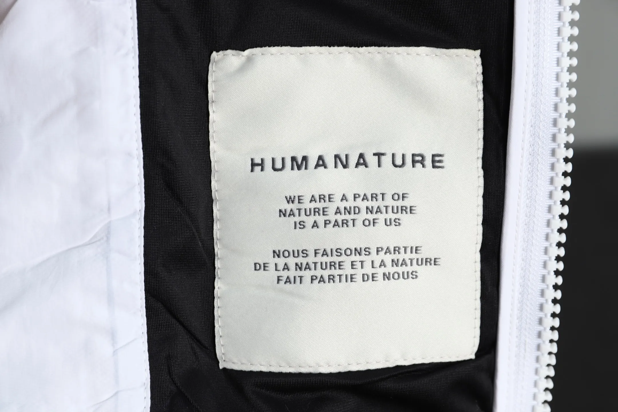 P640 Big Goose White Label Cashmere Vest Canada Goose Canada Goose Humanature Series Ski Season White Label Warm, Windproof, Breathable, Soft Solid Color Stand Collar Logo Label Zipper Casual Sleeveless Vest Mersey Solid Color Stand Collar Fitted Sleeveless Vest Exclusive Customized Wool Fabric Compare only with ZP There is no need to elaborate on the popularity of this season’s new style. The fabric is warm and comfortable long plush and easy to put on and take off. High-tech breathable space cotton liner makes the whole dress very stiff. At the same time, it is soft, comfortable and lightweight. Breathable, soft, not sweaty, lightweight, stylish, and not deformed. The iconic double-striped reflective strips are designed behind the collar and hat. No detail is missed. High-density goose badge. All threaded accessories are customized. Three colors to choose from. Each one is super western. The upper body effect is very high-end. The loose version is not bloated at all. It is quite fashionable. It can be said to be a very unique design. This year's must-have style is the same for men and women🔥 Color: light gray dark gray Khaki